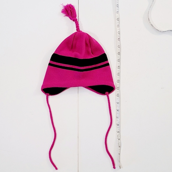 NWOT GuessBeanie with ties - Picture 5 of 7